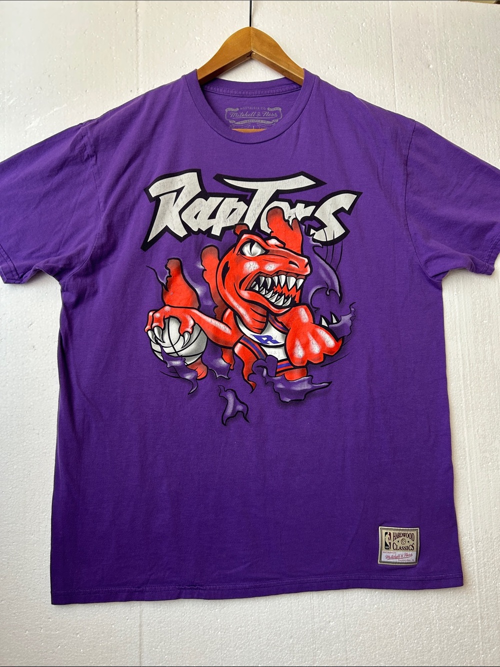 Mitchell & Ness Toronto Raptors Breakthrough Man’s T-Shirt. Size Large.